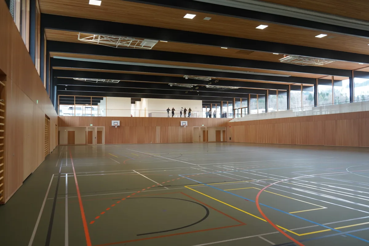 Innenansicht der Sporthalle Hüssenbüel.